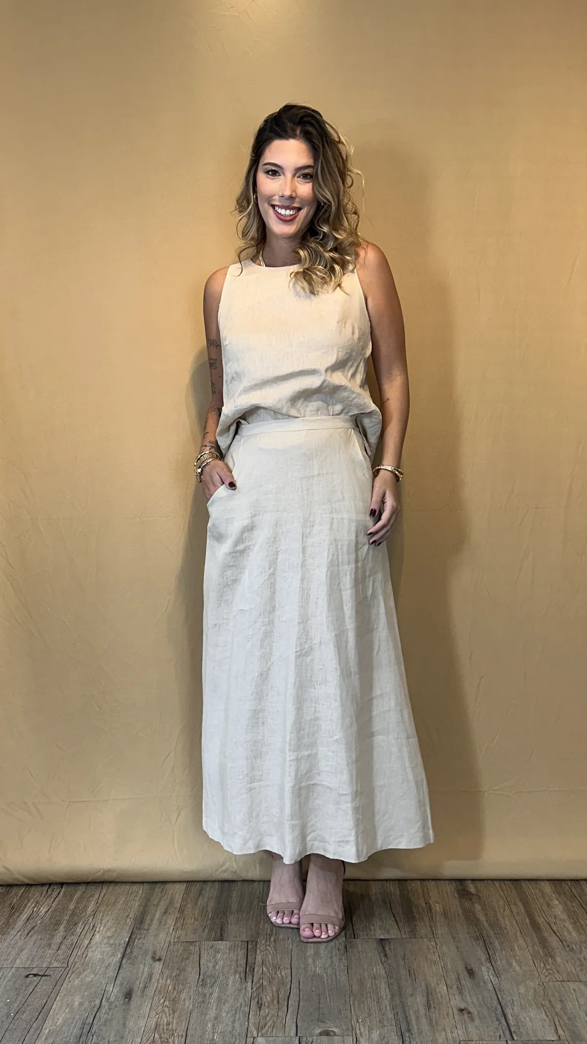 Conjunto de linho cru, com blusa sem manga e saia longa com bolsos