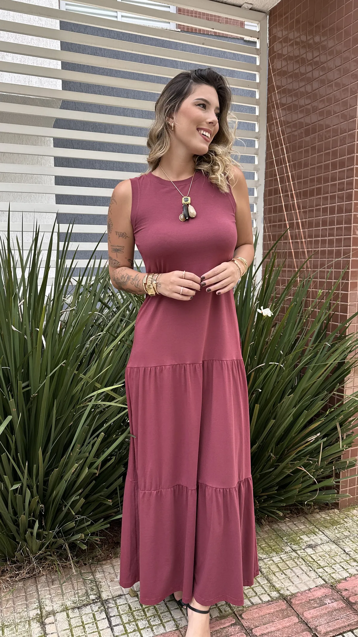 Vestido longo bordô em malha, com colar