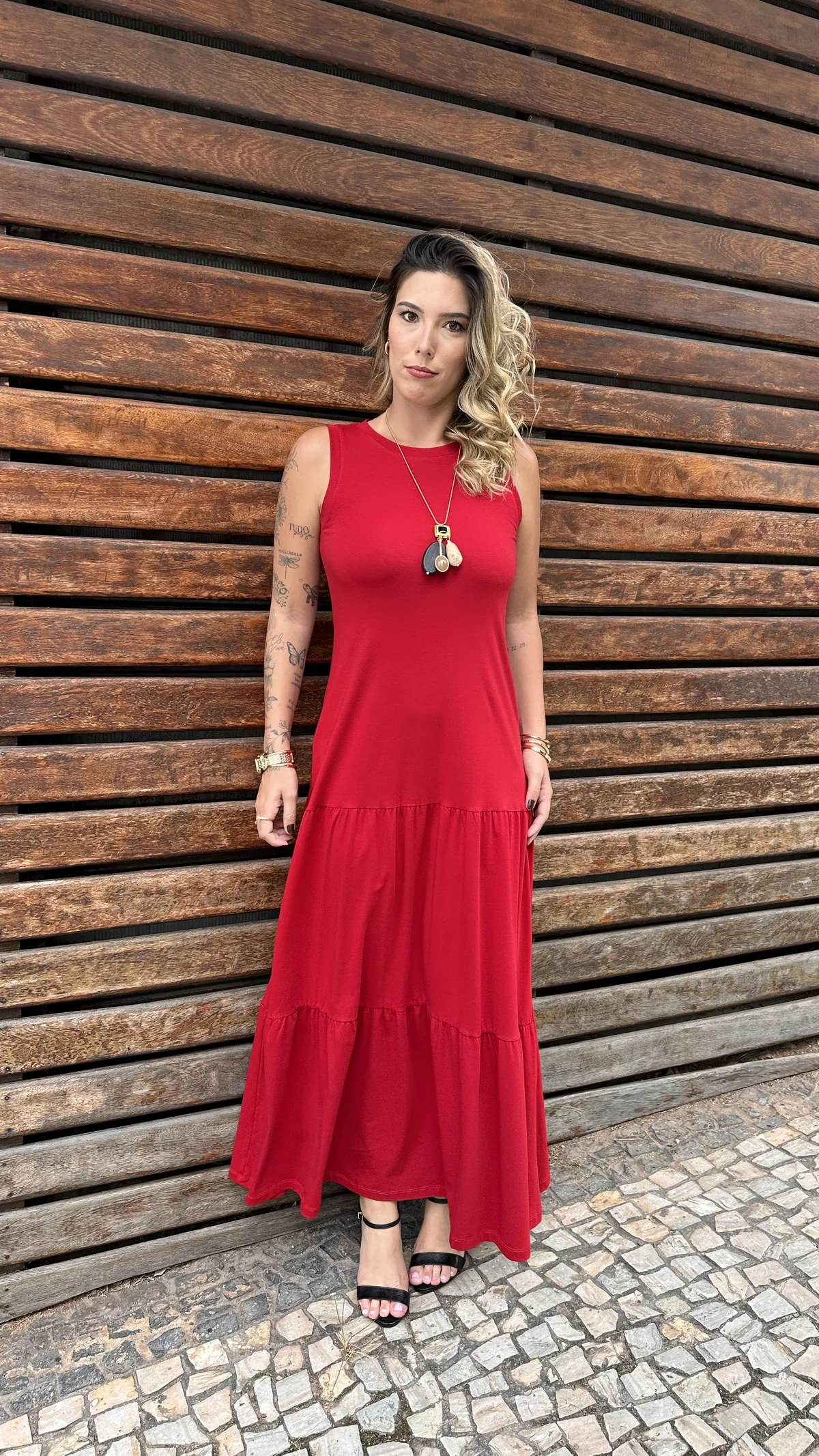 Vestido longo vermelho, sem manga, com saia em camadas