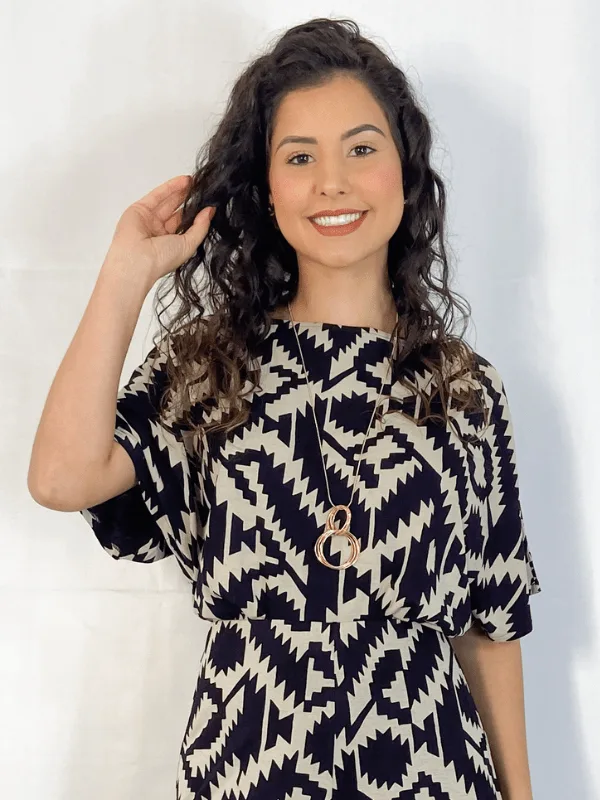 Blusa preta e branca de estampa geométrica, de manga curta