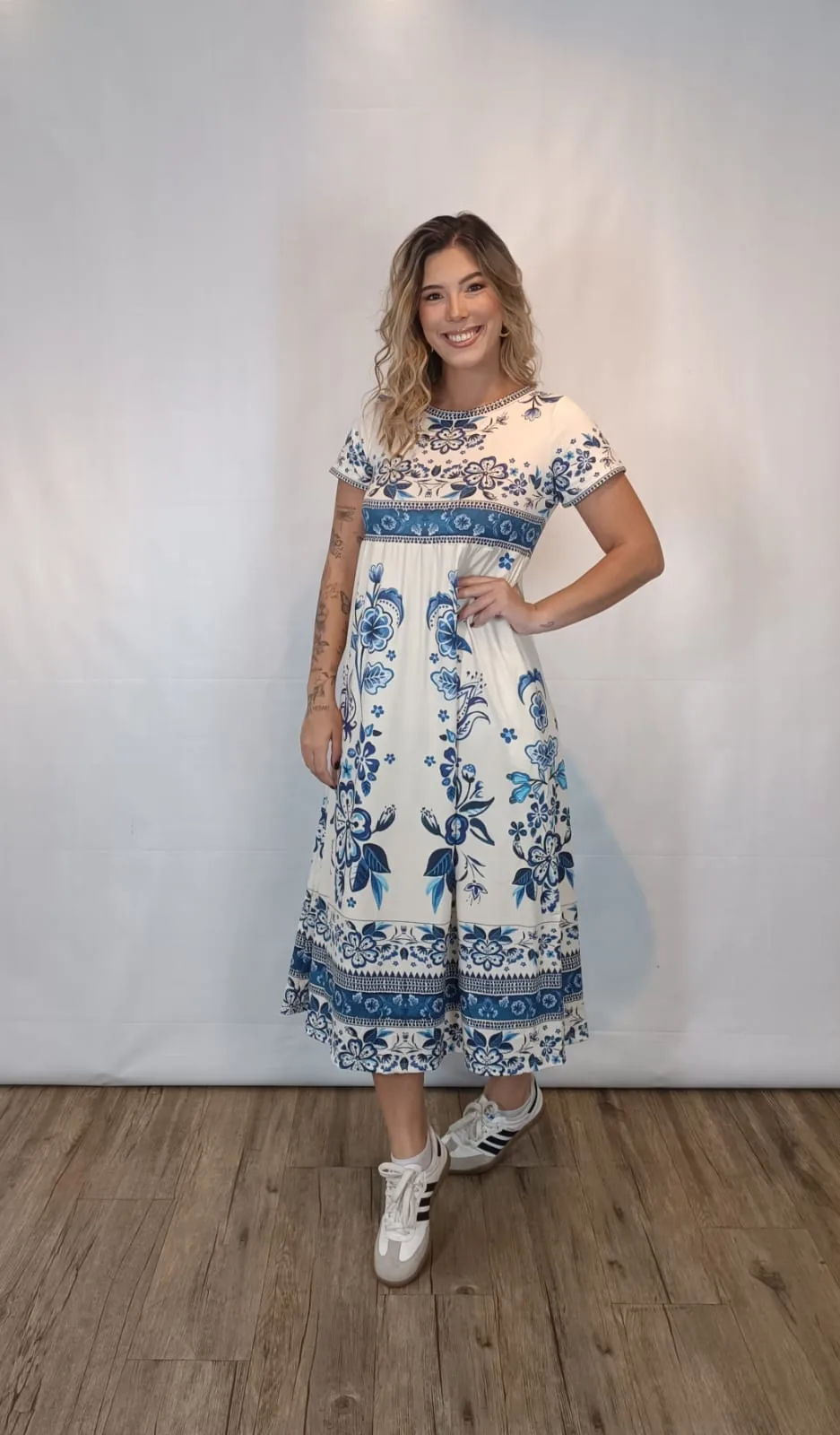 Vestido de manga curta, estampa azul e branca